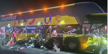 Dos fallecidos y 9 heridos deja accidente en Arica tras impacto de bus con camión