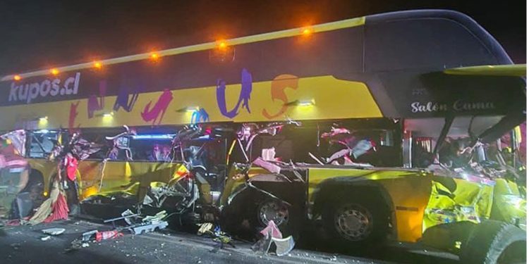 Dos fallecidos y 9 heridos deja accidente en Arica tras impacto de bus con camión