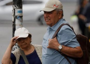 Suspenden PGU a 13 mil adultos mayores que habrían permanecido fuera del país por más de tres meses