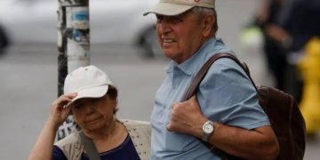 Suspenden PGU a 13 mil adultos mayores que habrían permanecido fuera del país por más de tres meses