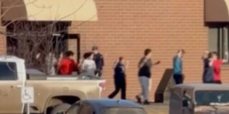 Tiroteo en una escuela y una residencia cercana dejan nueve muertos en Canadá