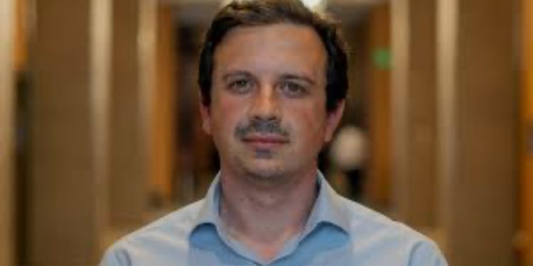 Exdirector del SLEP Atacama presenta querella contra Presidente Gabriel Boric