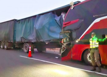 Un muerto y 19 heridos en colisión entre bus y camión en la Ruta 5 Norte altura de Ovalle