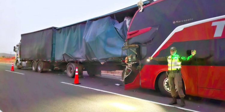 Un muerto y 19 heridos en colisión entre bus y camión en la Ruta 5 Norte altura de Ovalle