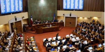 Se proyecta fuerte alza de bencinas por impacto de la guerra en Medio Oriente