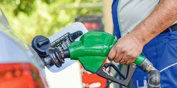 Se proyecta fuerte alza de bencinas por impacto de la guerra en Medio Oriente