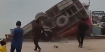 Al menos 25 muertos tras caída de un autobús a un río en Bangladesh