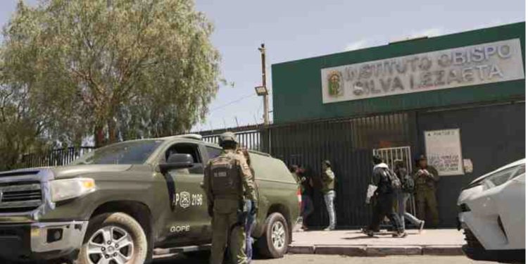 Alumno apuñala a compañeros y mata a una inspectora en colegio de Calama