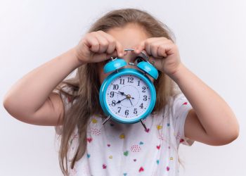 Efectos del cambio de hora en niños: problemas de sueño, cansancio e irritabilidad podrían durar hasta una semana