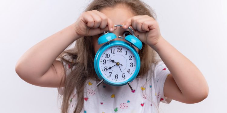 Efectos del cambio de hora en niños: problemas de sueño, cansancio e irritabilidad podrían durar hasta una semana