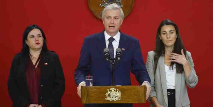 Gobierno presenta proyectos para enfrentar inseguridad en los colegios con revisión de mochilas e inhabilidad para la gratuidad