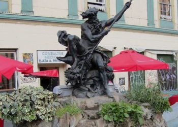 Hombres fueron detenidos por ingresar a la recién restaurada Fuente Neptuno de Valparaíso