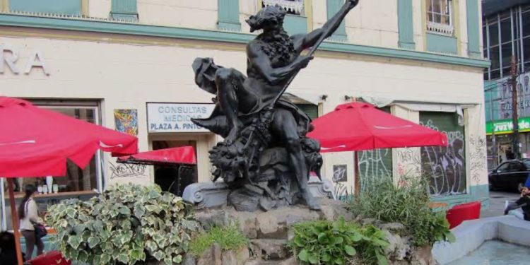 Hombres fueron detenidos por ingresar a la recién restaurada Fuente Neptuno de Valparaíso