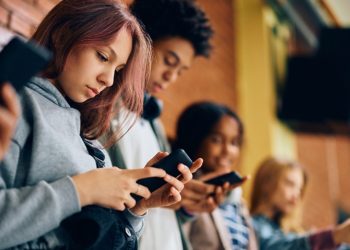 Depresión adolescente y redes sociales: las señales de alerta que padres y colegios no deben ignorar