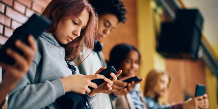 Depresión adolescente y redes sociales: las señales de alerta que padres y colegios no deben ignorar