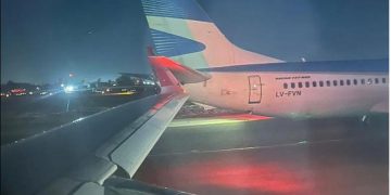 Dos aviones chocan en plena pista del aeropuerto de Santiago