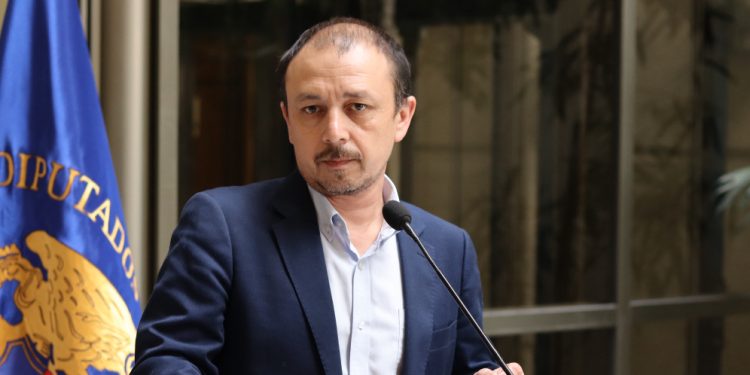 Parlamentarios de oposición acuden a Contraloría por eventual conflicto de intereses en Ley Miscelánea