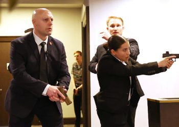 Trump es evacuado de cena con periodistas tras disparos en hotel en Washington