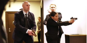 Trump es evacuado de cena con periodistas tras disparos en hotel en Washington