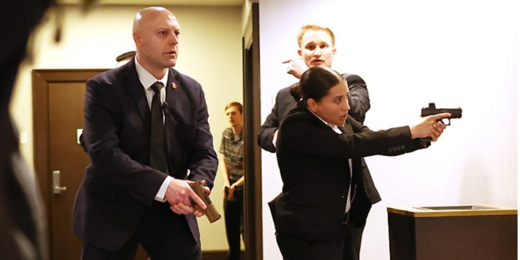 Trump es evacuado de cena con periodistas tras disparos en hotel en Washington