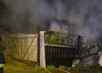 Incendio destruye dos viviendas y deja tres fallecidos en Chiloé