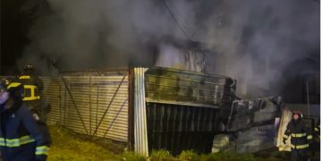 Incendio destruye dos viviendas y deja tres fallecidos en Chiloé