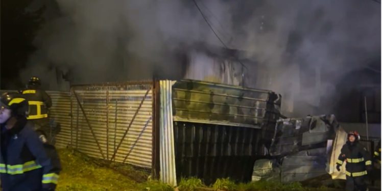 Incendio destruye dos viviendas y deja tres fallecidos en Chiloé