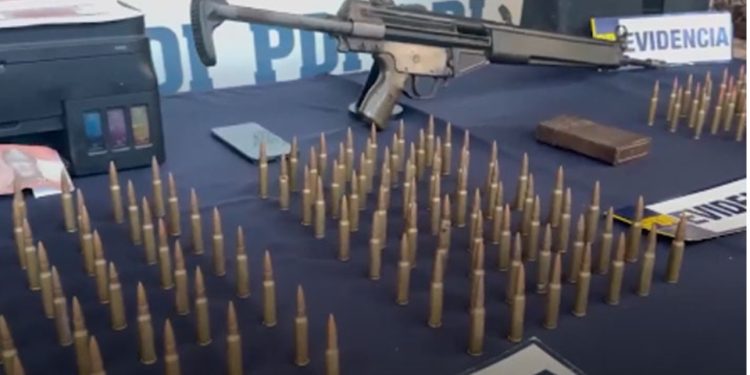 Detienen a sujeto en San Bernardo quien tenia un fusil de guerra e impresora para hacer billetes falsos