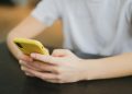 Consumo problemático de redes sociales: los riesgos de crecer con la pantalla siempre encendida
