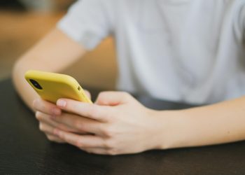 Consumo problemático de redes sociales: los riesgos de crecer con la pantalla siempre encendida
