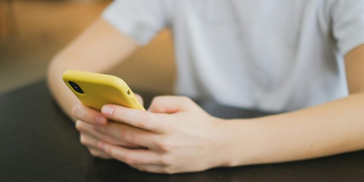 Consumo problemático de redes sociales: los riesgos de crecer con la pantalla siempre encendida