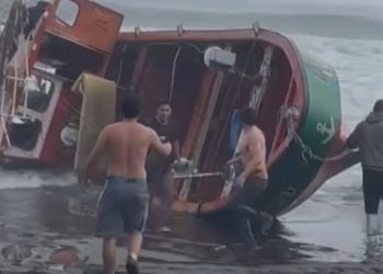 Pescadores están desaparecidos tras volcamiento de bote en Vichuquén