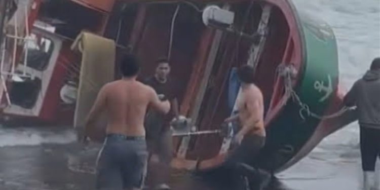Pescadores están desaparecidos tras volcamiento de bote en Vichuquén
