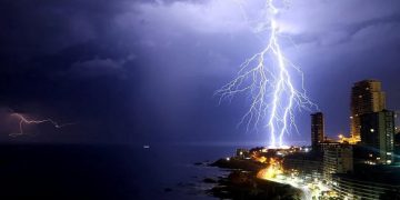 Emiten aviso por tormentas eléctricas con granizos y rachas para este miércoles en siete regiones