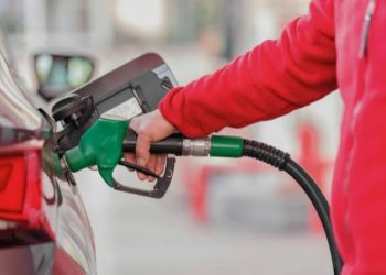 Hacienda publica decreto que podría frenar nueva alza de $35 en el precio de las bencinas