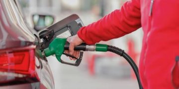 Hacienda publica decreto que podría frenar nueva alza de $35 en el precio de las bencinas