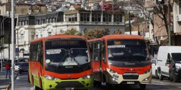 Micreros de Valparaíso dan «ultimátum» al gobierno por alza de combustibles y advierten paro regional