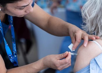 Atenciones respiratorias alcanzan su nivel más alto del año: especialistas explican por qué aún es tiempo de vacunarse
