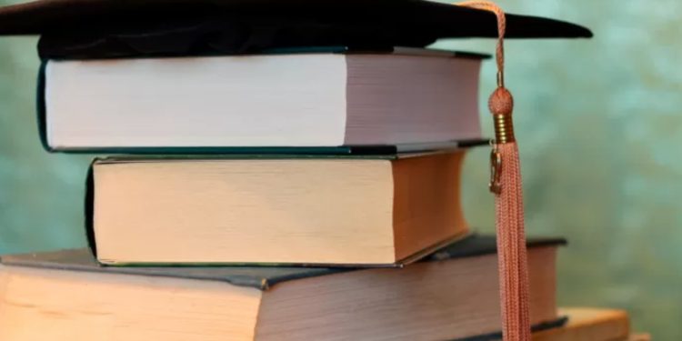 Incendio estructural afecta edificio en Reñaca