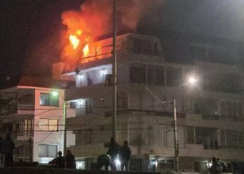 Incendio estructural afecta edificio en Reñaca