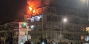 Incendio estructural afecta edificio en Reñaca