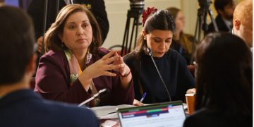 Senadores PS asisten a La Moneda para presentar su propuesta por megarreforma