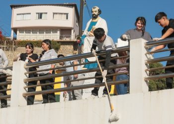 Estudiantes de Química y Farmacia UV recuperan espacio público y embellecen la Caleta El Membrillo para San Pedro