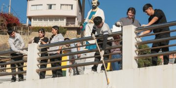 Estudiantes de Química y Farmacia UV recuperan espacio público y embellecen la Caleta El Membrillo para San Pedro