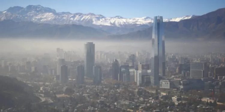 Tos prolongada en niños: cuándo deja de ser un síntoma normal y cómo distinguirla en medio del alza de virus respiratorios