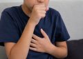 Tos prolongada en niños: cuándo deja de ser un síntoma normal y cómo distinguirla en medio del alza de virus respiratorios