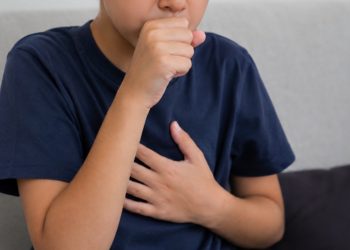 Tos prolongada en niños: cuándo deja de ser un síntoma normal y cómo distinguirla en medio del alza de virus respiratorios