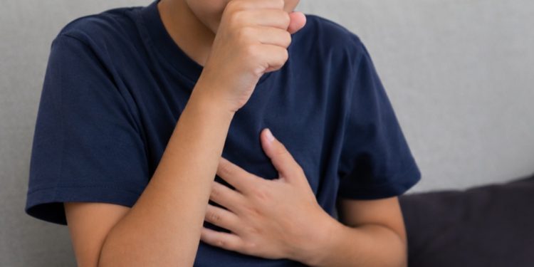 Tos prolongada en niños: cuándo deja de ser un síntoma normal y cómo distinguirla en medio del alza de virus respiratorios