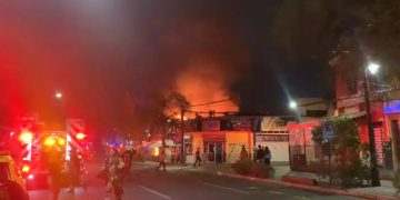 Incendio en Providencia dejó dos fallecidos y Bomberos apunta a explosión por acumulación de gas