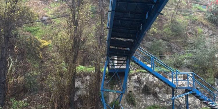 Cierre de tránsito y preparativos para retirar pasarela Yolanda ante riesgo de colapso en medio de sistema frontal